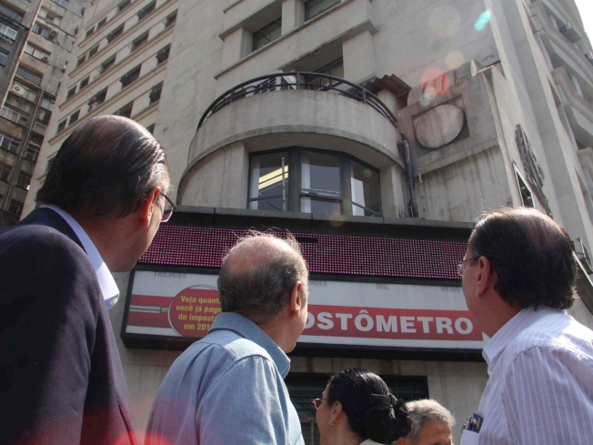 A impostura do impostômetro Volta e meia, a cada número redondo que atinge, o impostômetro dos empresários paulistanos aparece nos noticiários. Impostômetro pra cá, impostômetro pra lá, o impostômetro é notícia em todos os...